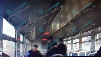 Ударил в лицо, шею и спину: рецидивист напал с ножом на сотрудника безопасности в электричке
