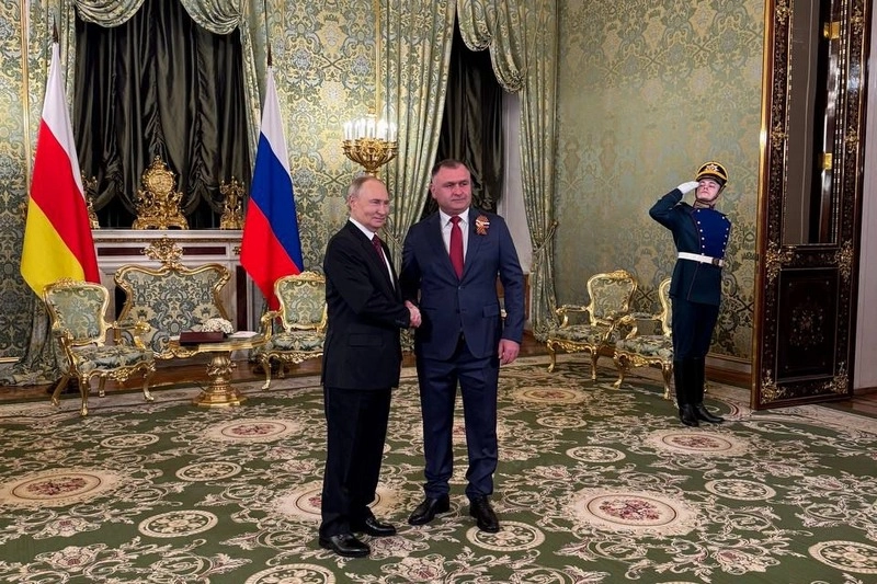 Глава Южной Осетии Алан Гаглоев ушел в отставку и стал советником Владимира Путина - tvspb.ru