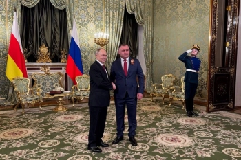 Глава Южной Осетии Алан Гаглоев ушел в отставку и стал советником Владимира Путина