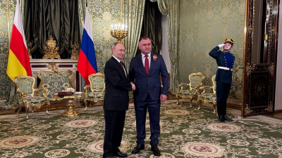 Глава Южной Осетии Алан Гаглоев ушел в отставку и стал советником Владимира Путина
