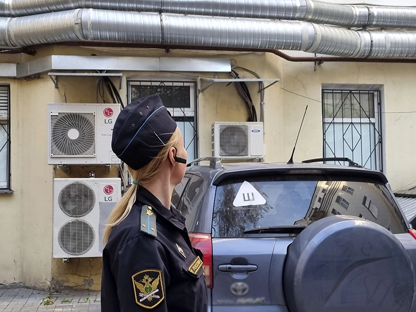 В Петербурге приставы заставили соседа демонтировать шумный кондиционер - tvspb.ru