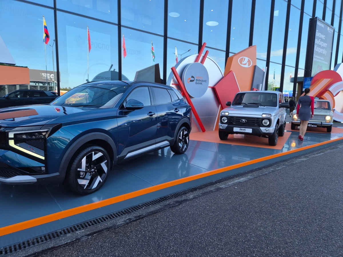 АвтоВАЗ привез на ПМЭФ новую Lada Azimut и обновленную Niva Legend - tvspb.ru