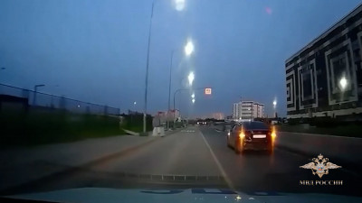 На Октябрьской набережной лихач пытался уйти от полиции, но остановился только после выстрелов по колесам