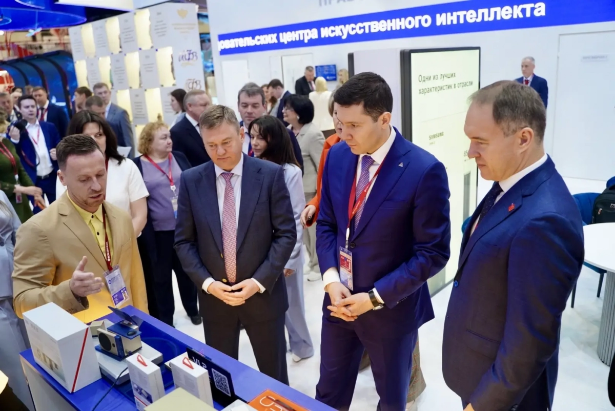 Министр промышленности Алиханов оценил уникальные зарядные устройства петербургской компании VLP на стенде города - tvspb.ru