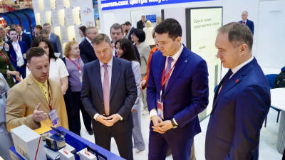 Министр промышленности Алиханов оценил уникальные зарядные устройства петербургской компании VLP на стенде города