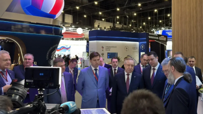Макеты «Крестов» и ШМСД: Александр Беглов обошел стенд Петербурга на ПМЭФ-2026