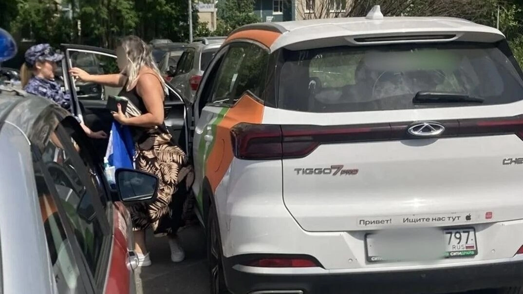 На Богатырском проспекте женщина на каршеринге сбила велосипедиста и попыталась уехать - tvspb.ru