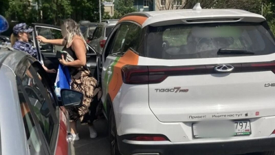 На Богатырском проспекте женщина на каршеринге сбила велосипедиста и попыталась уехать