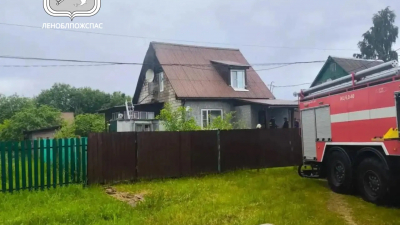 В Ленобласти из горящего дома спасли трех человек