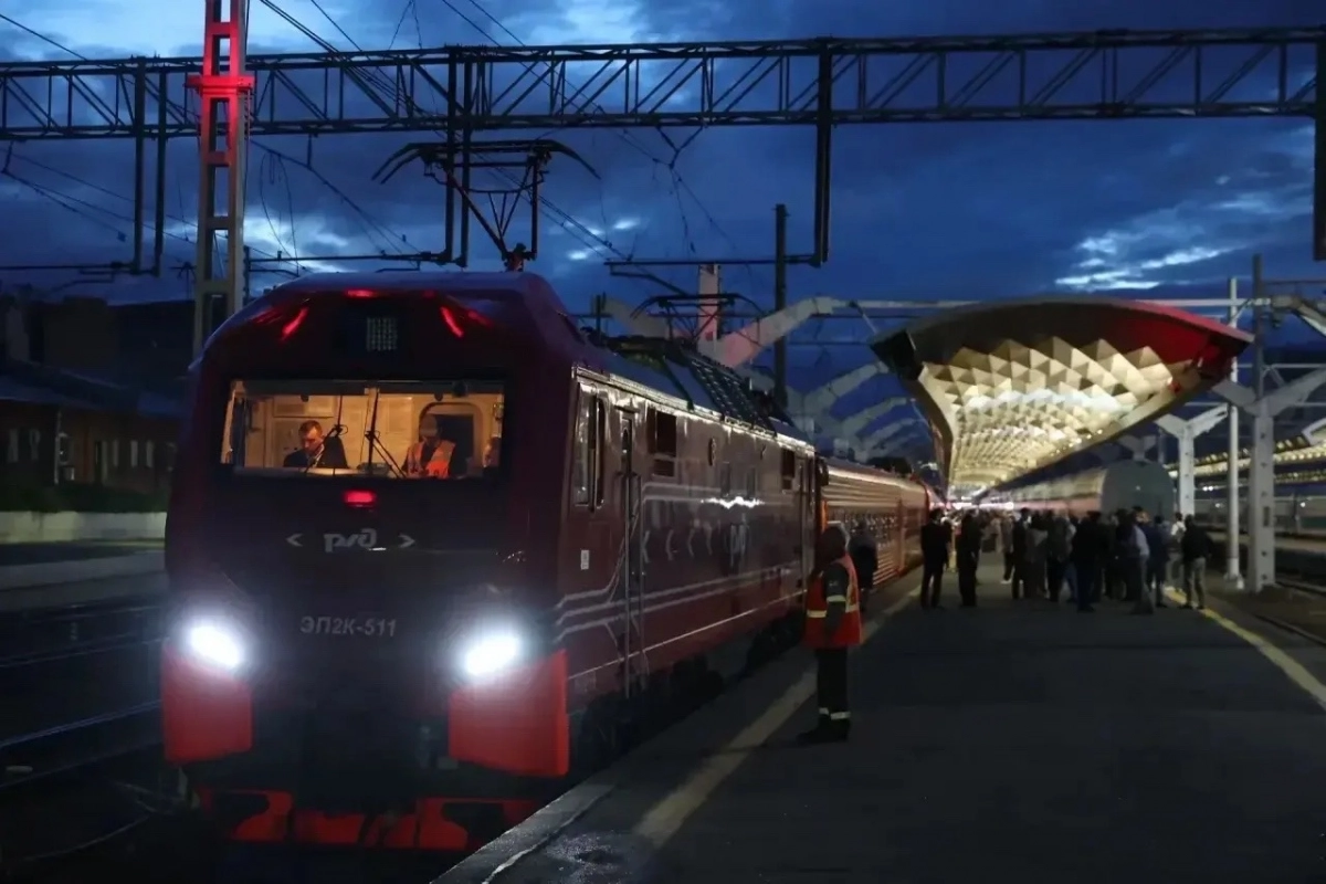 С Московского вокзала проводили юбилейный рейс «Красной стрелы» - tvspb.ru