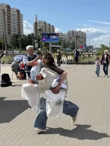 В Петербурге полиция пресекла незаконную торговлю у двух станций метро, изъяв товаров на 200 тысяч рублей - tvspb.ru