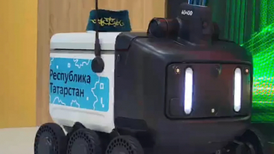 На ПМЭФ-2026 стенд Татарстана удивил роботом-доставщиком в тюбетейке, который развозит чак-чак