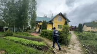 В небольшом поместье во Всеволожском районе силовики искали следы секты «Исход»