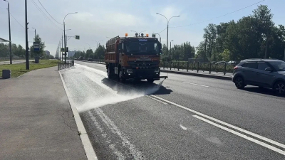 Коммунальщики усилили полив улиц из-за жары в Петербурге