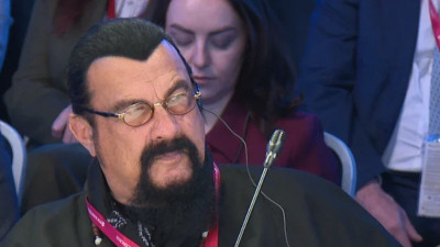 На ПМЭФ актер Стивен Сигал назвал культуру лучшим способом наладить отношения между Россией и США