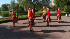 Танцуют все! Подготовка к празднованию Дня России в Юсуповском саду