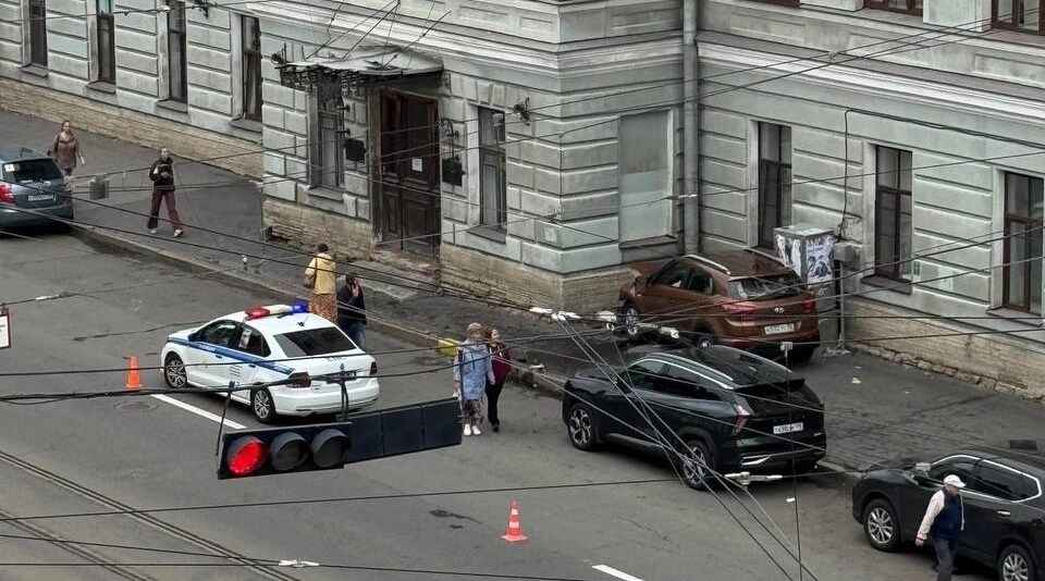 В Петербурге автомобиль врезался в здание клиники военной травматологии - tvspb.ru