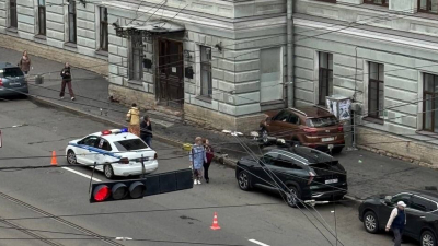 В Петербурге автомобиль врезался в здание клиники военной травматологии
