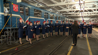 «ЕМ» уходит в историю: как в Петербурге провожали легендарный состав метро