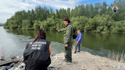 На берегу Енисея нашли телефоны пропавших школьниц из Тувы