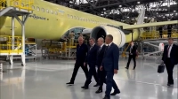 Владимир Путин осмотрел новый лайнер МС-21-310 и образец боевого Як-130М