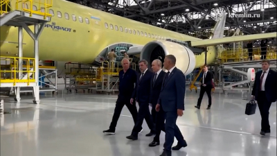 Владимир Путин осмотрел новый лайнер МС-21-310 и образец боевого Як-130М