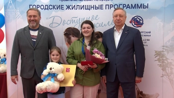 Жить в центре и дышать историей: 19 петербургских семей получили квартиры в отреставрированном доме 1875 года