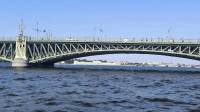 Теплоход «Чайка» столкнулся с опорой Троицкого моста в Петербурге