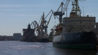Из Большой Невы поднимают буксир «Капитан Ушаков», пролежавший на дне почти год