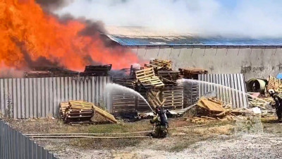 Более 70 пожарных тушат крупный пожар в Ростовской области