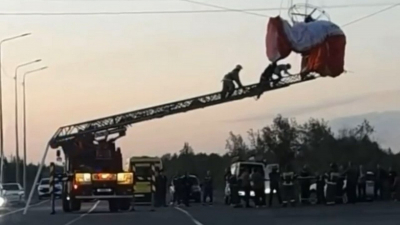В ЯНАО параплан с двумя парапланеристами врезался в высоковольтные провода