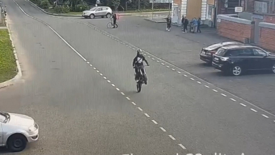 «Ехал на заднем колесе по встречке»: подросток на питбайке в Ломоносове попал в реанимацию после столкновения с авто
