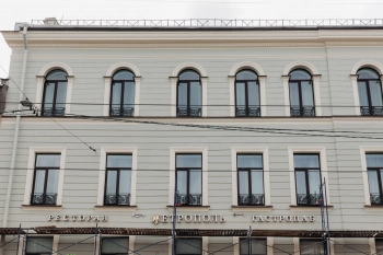 На Садовой, 22/2 во время ремонта фасада дома нашли элементы декора XIX века