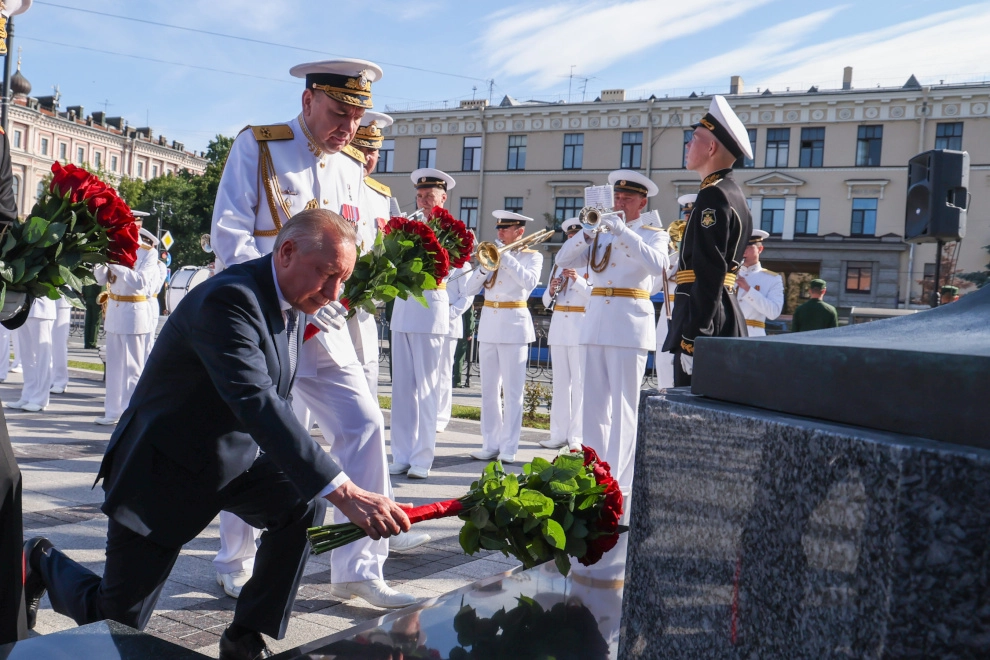 В День Военно-Морского Флота Александр Беглов и Александр Моисеев возложили цветы к Медному всаднику и памятнику адмиралу Ушакову - tvspb.ru