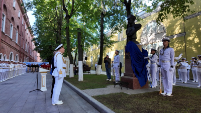 В сквере Главного Адмиралтейства открыли бюст Павла Нахимова в День 330-летия Флота