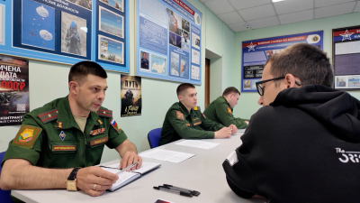 Замминистра обороны РФ Виктор Горемыкин оценил работу военкомата и пункта отбора Ленобласти