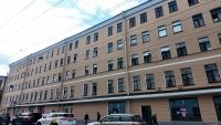 Фасаду дома на углу Невского и Суворовского проспектов вернули исторический персиково-желтый цвет с кофейным отливом