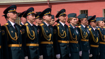 В Петропавловской крепости устроили праздник для новых офицеров МЧС