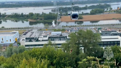В Нижнем Новгороде люди застряли в кабинках канатной дороги: МЧС показало, как их возвращают на землю