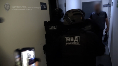 В Петербурге ФСБ задержала мужчину, помогавшего украинским мошенникам через SIM-боксы