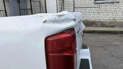 Самолет с 12 пассажирами на борту задел крылом машину в аэропорту Архангельска