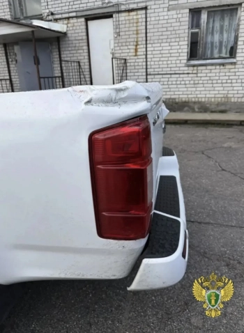 Самолет с 12 пассажирами на борту задел крылом машину в аэропорту Архангельска