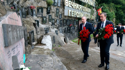 Александр Беглов и Владимир Делба возложили цветы к мемориалам воинам, погибшим в грузино-абхазском конфликте 1992-1993 годов