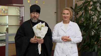 Епископ Кронштадтский Вениамин благословил родителей и малышей в Перинатальном центре Александровской больницы
