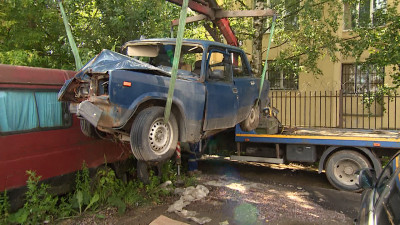 Автохлам вне закона: в Выборгском районе эвакуировали разукомплектованные машины