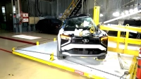Кроссовер LADA Azimut выдержал боковой удар о столб — в «зелёной» зоне и без утечек топлива