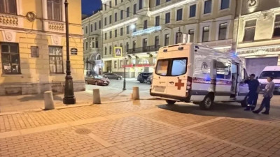 На площади Искусств задержали пьяную женщину, ударившую фельдшера бутылкой по голове