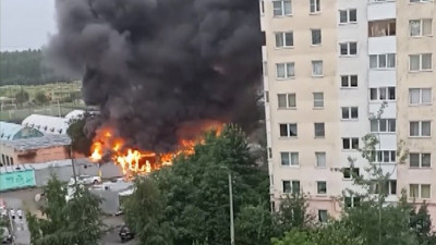 В Парголово сгорели ларьки: очевидцы рассказывают о звуке бьющегося стекла перед мощным пожаром в торговых павильонах
