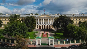 В Петербурге на 1 июля приняты бюджетные обязательства по контрактам на 479,7 млрд рублей