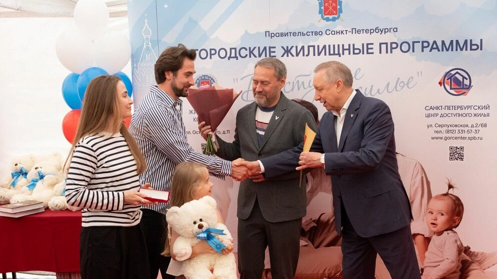 19 молодых семей получили ключи от новых квартир на Васильевском острове - tvspb.ru